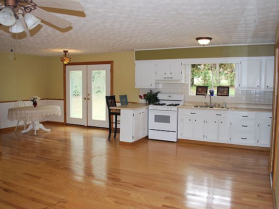 Kitchen & Dining