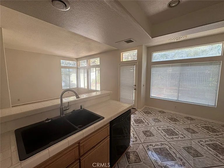 2121 Sun Ridge Dr — Photo 8