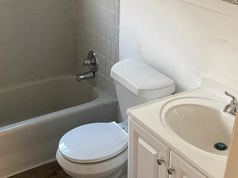2504 Thompson Ave — Photo 12