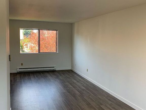 4th image of 10737 Greenwood Ave N #403
