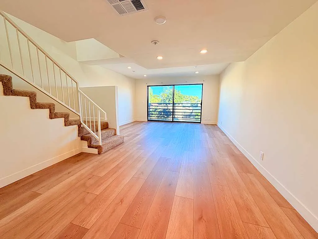 1039 Justin Ave — Photo 2