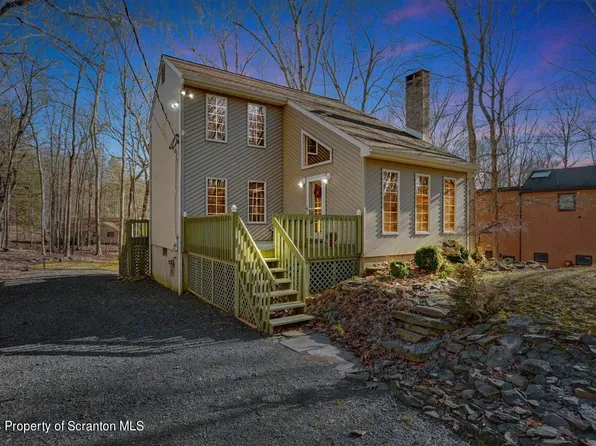 318 Otter Ct, Bushkill, PA 18324