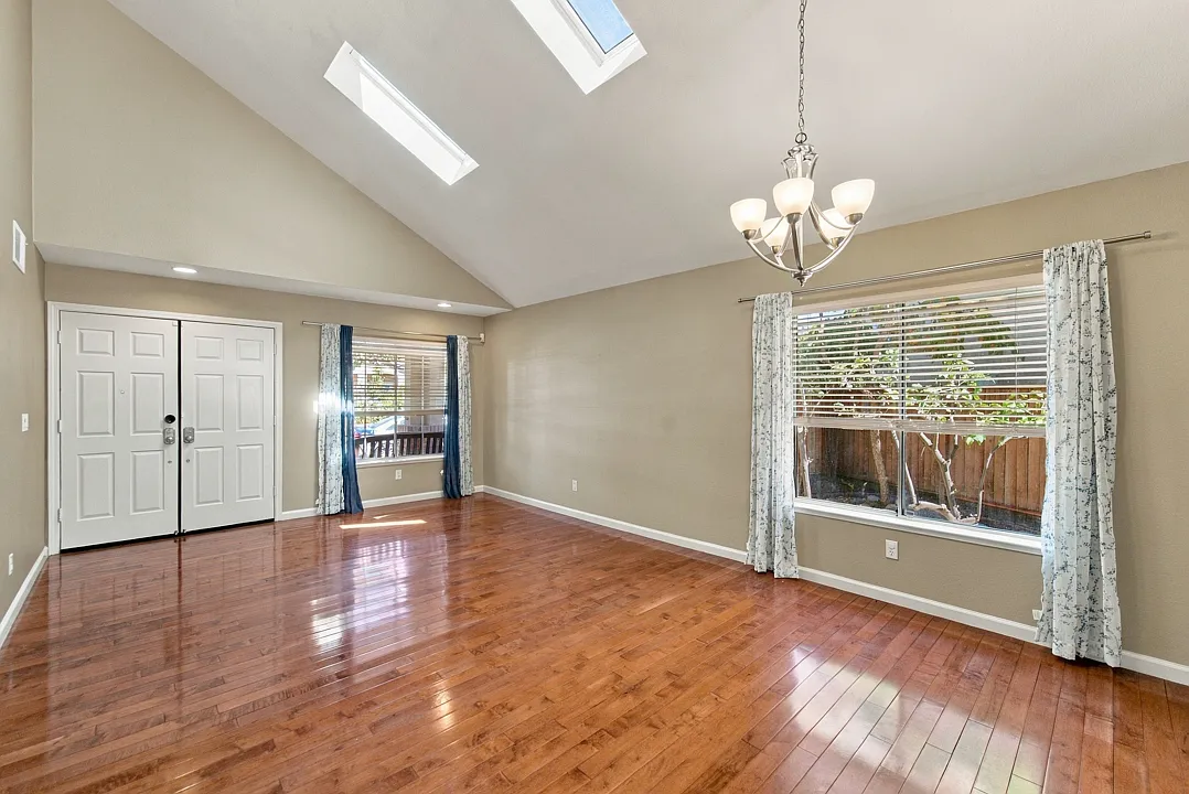 3 bed, 2.5 bath, 1616 sqft, $5,000 — Photo 4