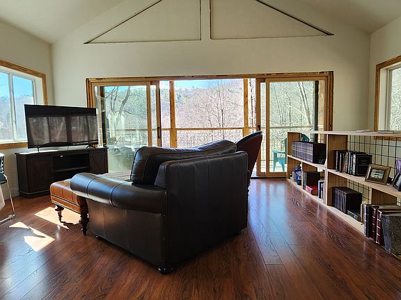 5th image of 213 Thurmond Walker Rd #B