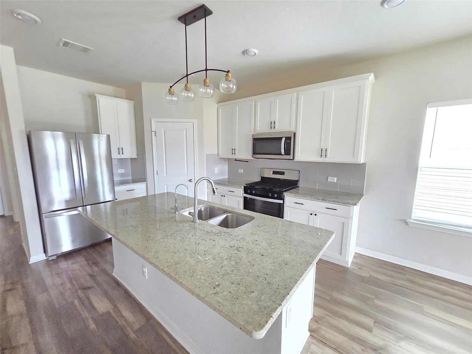 4 bed, 2.5 bath, 2340 sqft, $2,445 — Photo 3