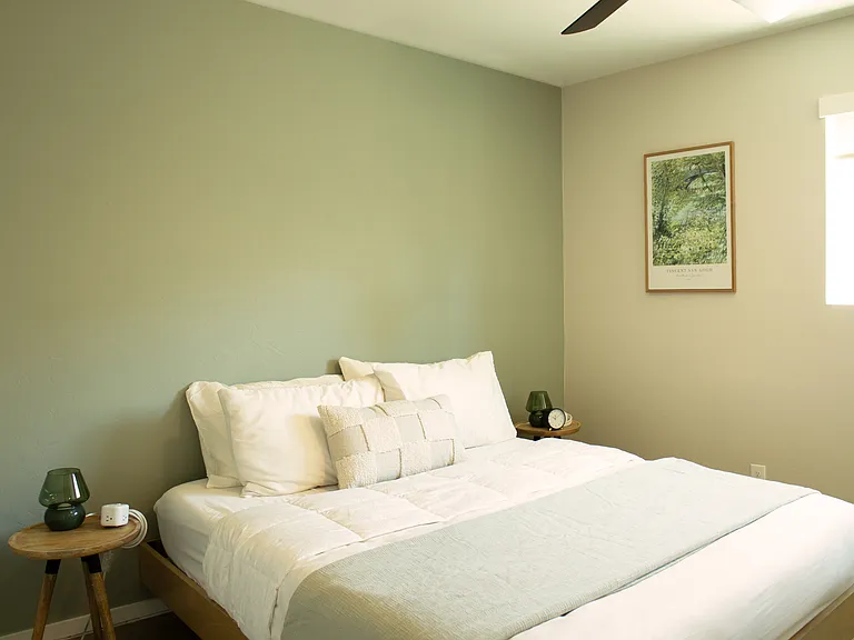 Calm bedroom with queen bed and modern finishes.