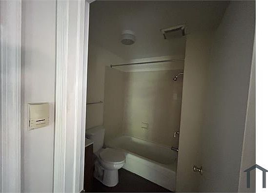 3rd image of 516 W Queen Ln APT 1