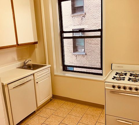 4th image of 325 W 77th St #2CC