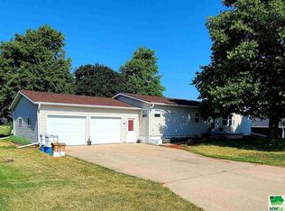 803 Brown St, Hull, IA 51239