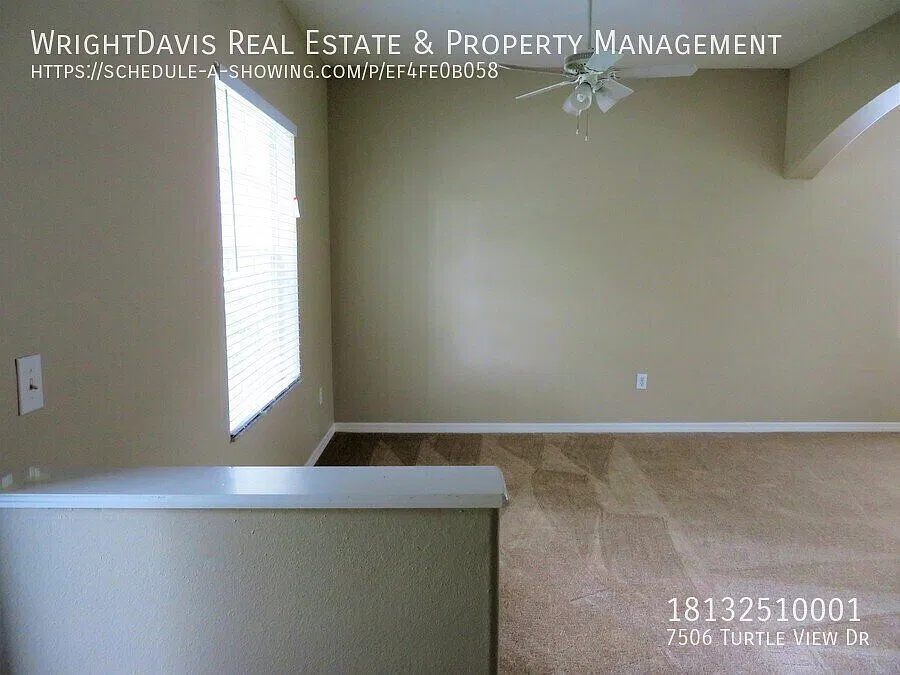 Spacious 4-Bedroom Home with Bonus Room & Screened Lanai — Photo 3