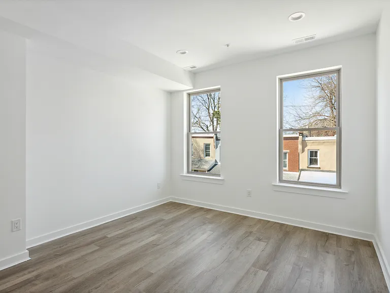 721 N De Kalb St — Photo 24