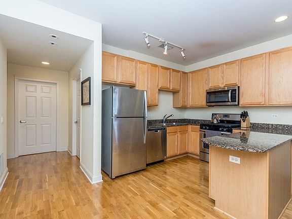 3rd image of 2310 W Saint Paul Ave APT 302B