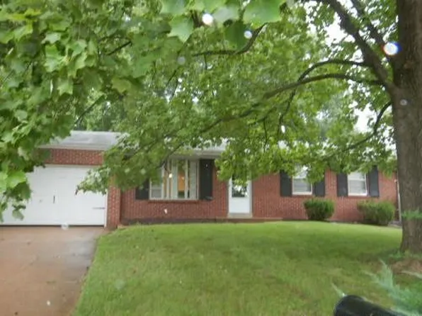10412 Saint Ives Dr, Saint Louis, MO 63136
