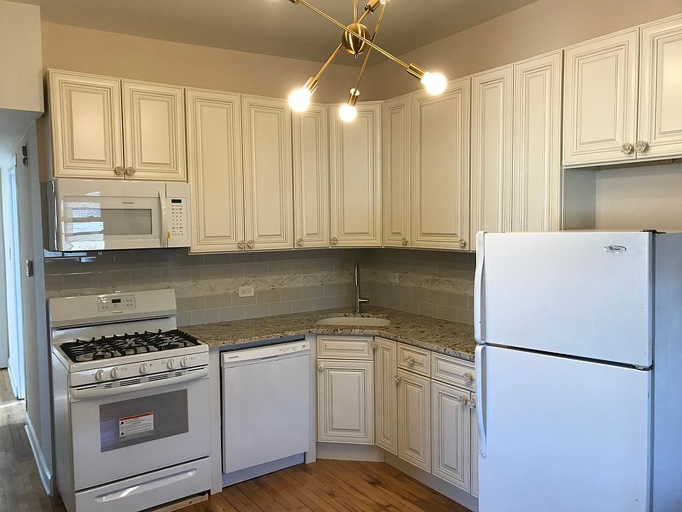 1st image of 3-1042 N Oakley Blvd #3