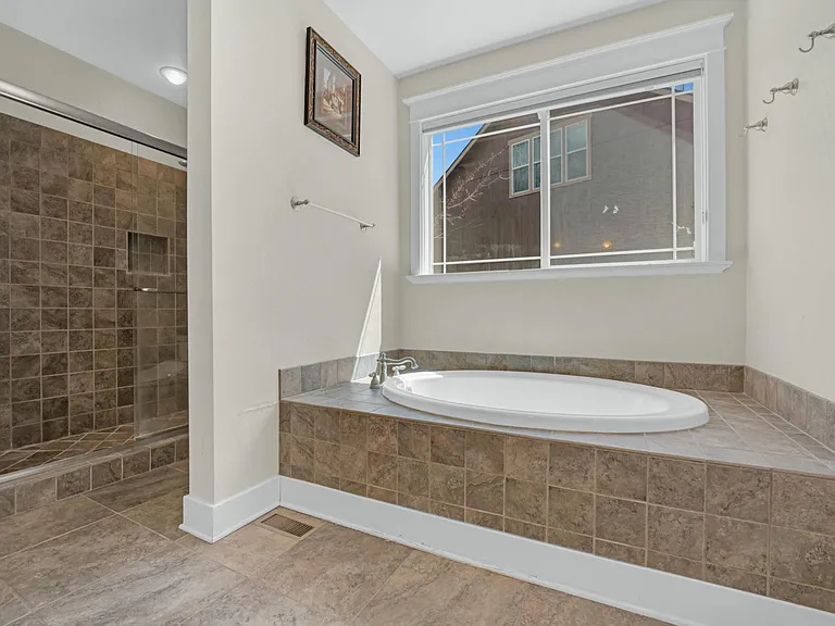 Master Bathroom - Walkin Shower & Jetted Tub Jacuzzi