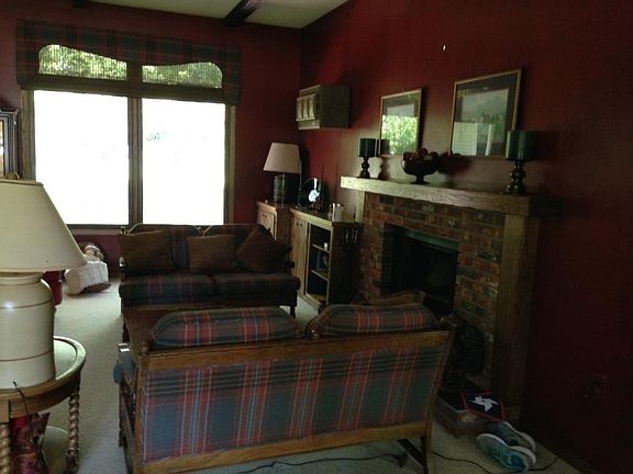 3rd image of 208 Sunset Dr