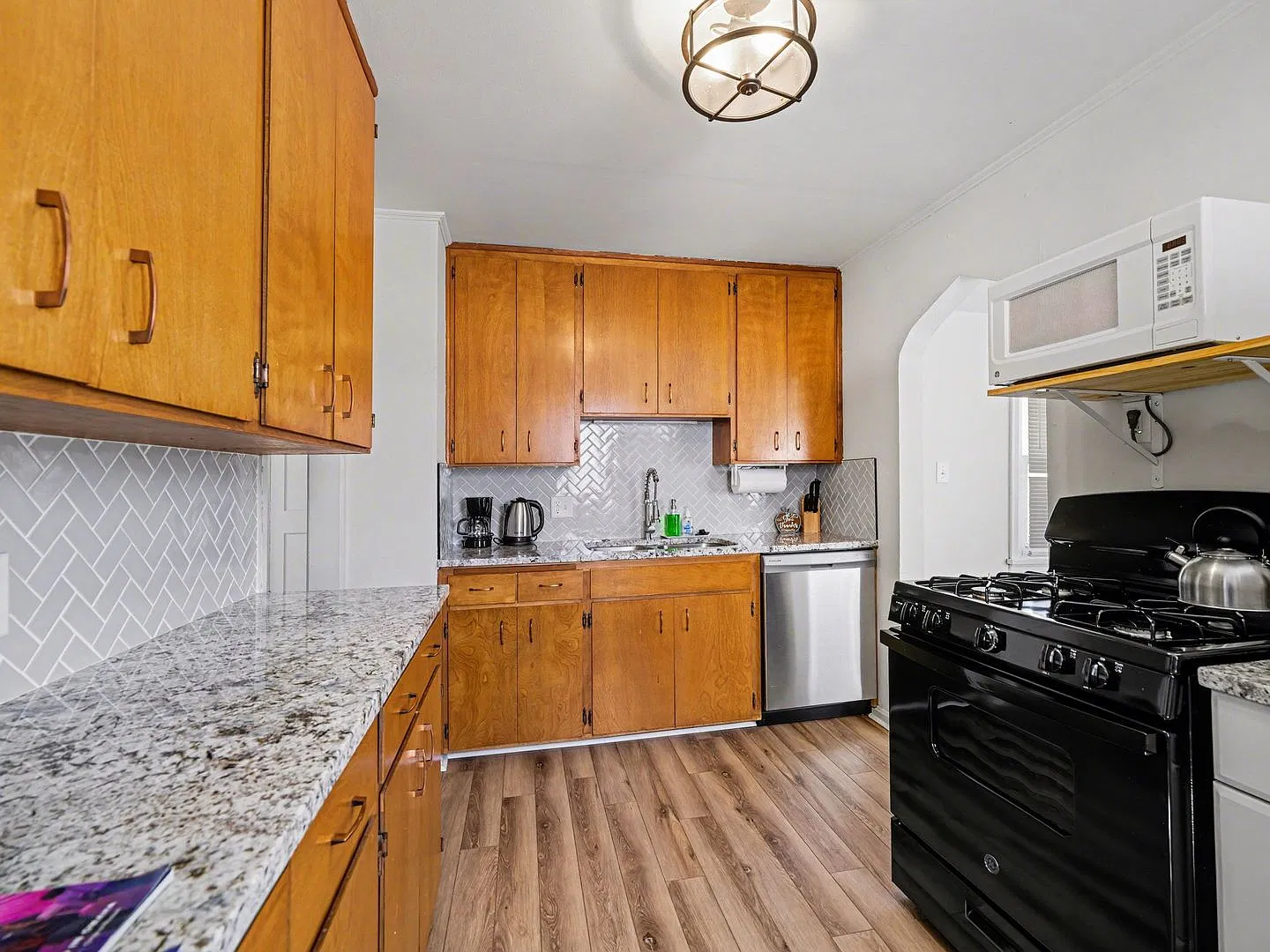 3 Bedroom Furnished Cottage Close to Entertainment and Amenities — Photo 4