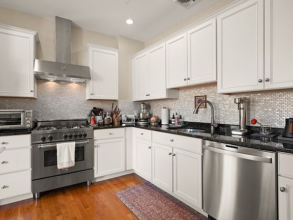 4th image of 8 Colbourne Cres #3