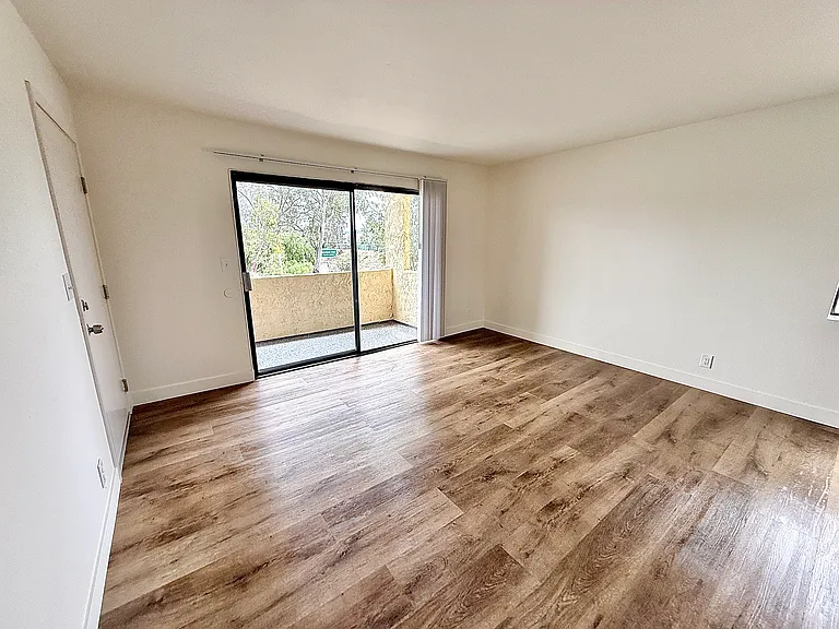 12521 Saticoy St #4 — Photo 3