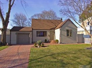 555 17th St, West Babylon, NY 11704