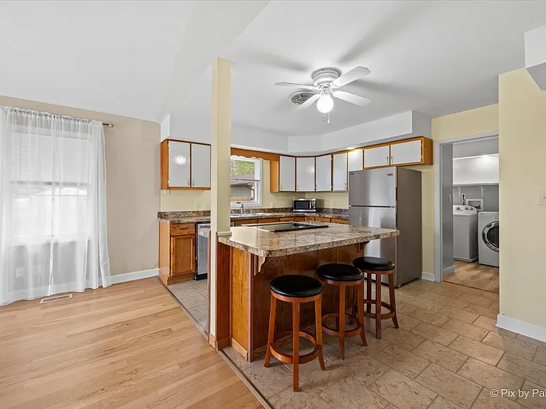 702 N View St — Photo 7