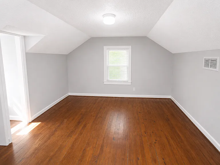 501 Franklin Blvd — Photo 23