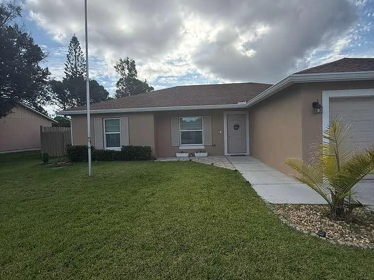 349 NW Hibiscus St — Photo 2