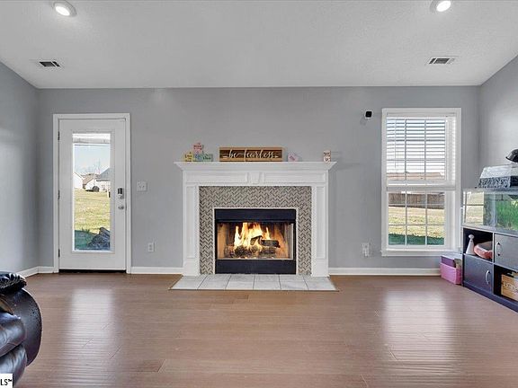 5th image of 301 Laurel Trace Cir