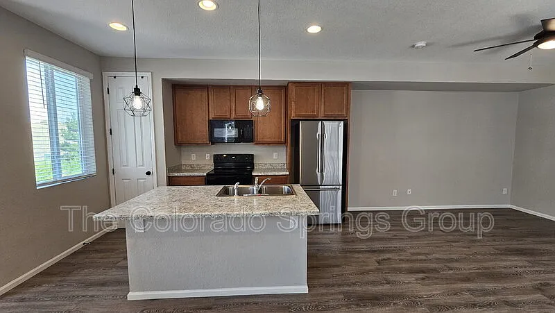 3 bed, 2.5 bath, 1563 sqft, $2,200 — Photo 3