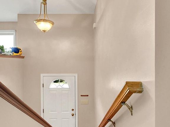 4th image of 100 Fern Ave