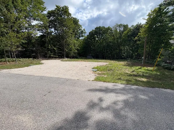8349 Leecrest Blvd, Onekama, MI 49675