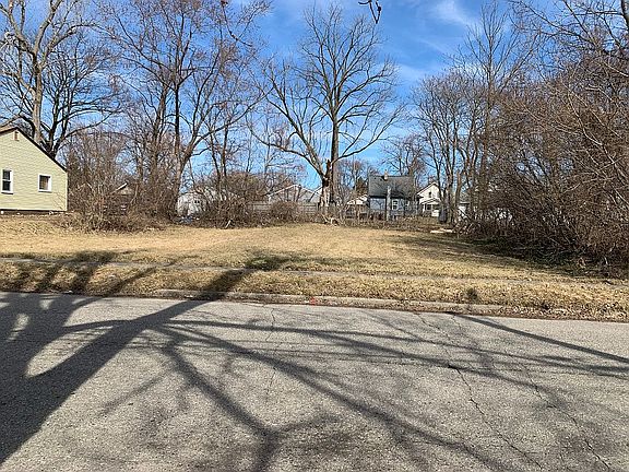 5th image of 184 Hughes Ave