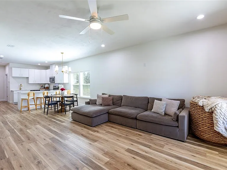 991 NW 3rd St — Photo 5