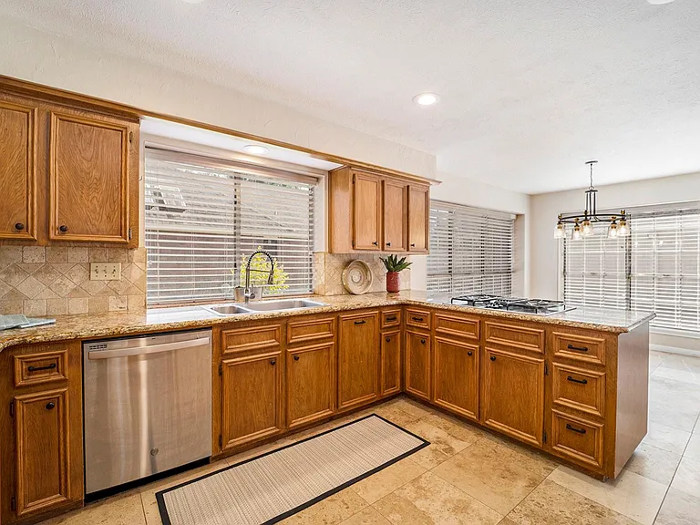 15214 Park Estates Ln — Photo 9