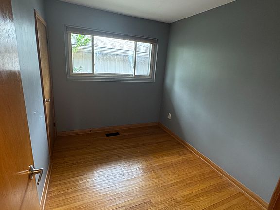 4th image of 100 Susan Ave