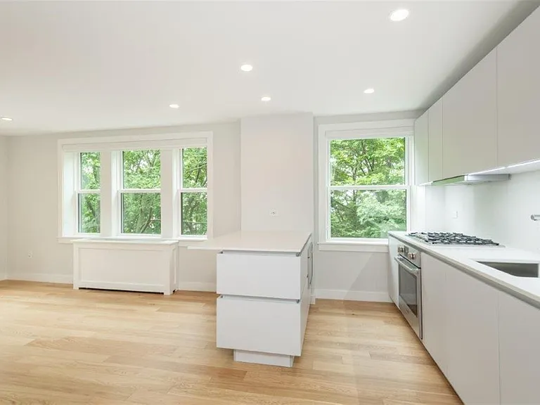 Highland Ave — Photo 12