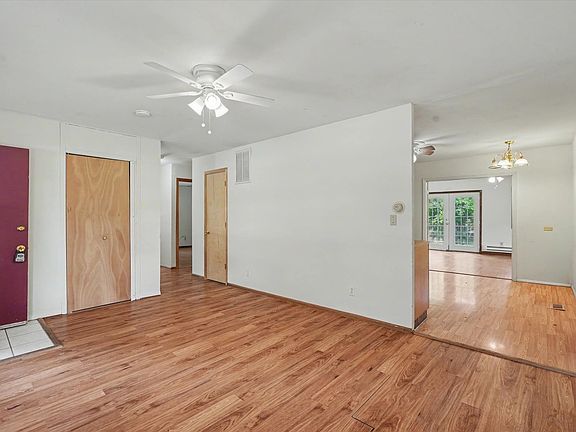5th image of 810 Maplepark Dr