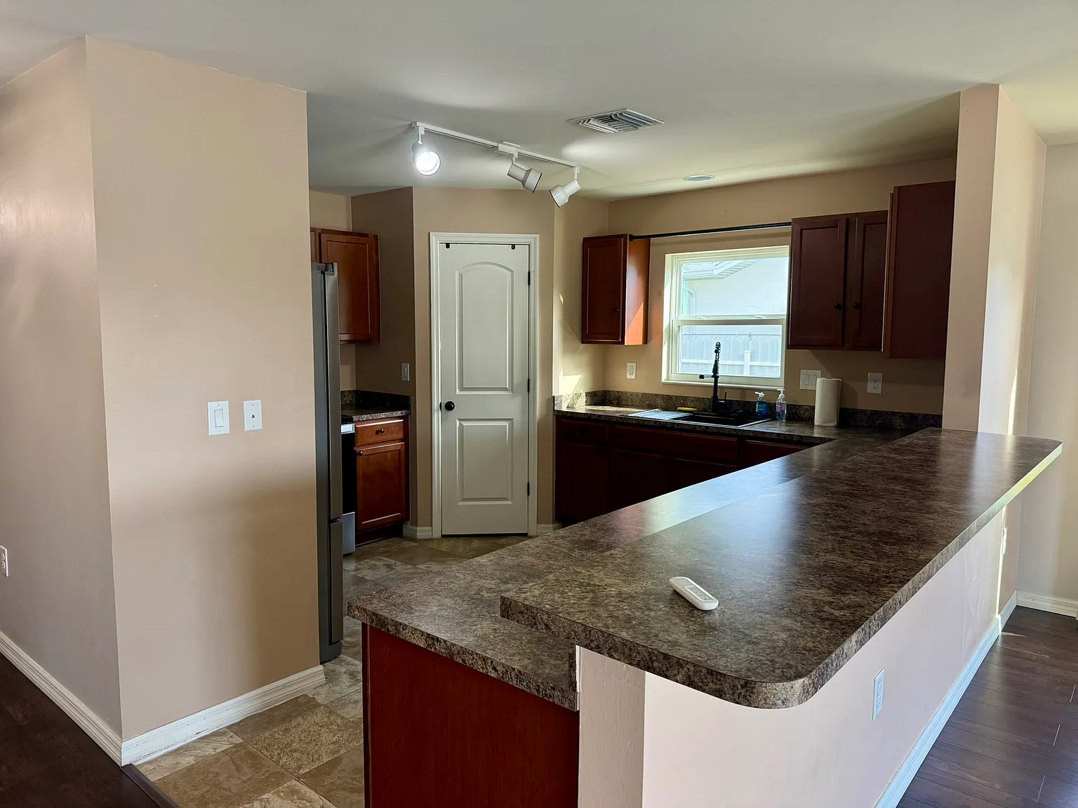 4 bed, 3210 sqft, $2,800 — Photo 2