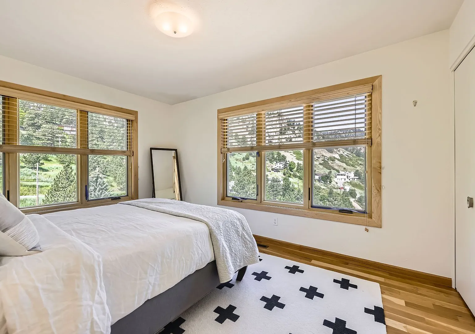 Stunning 4 BDR/2BA Mountain Retreat — Photo 3