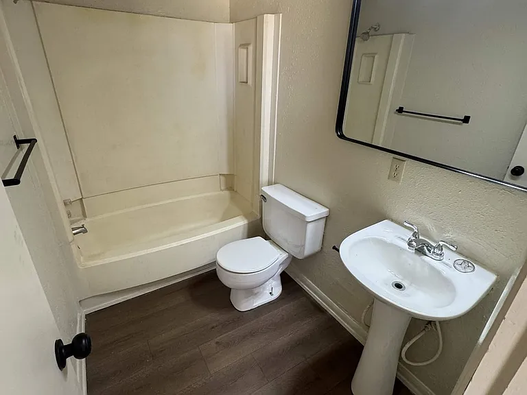 Chapparal Apartments — Photo 29