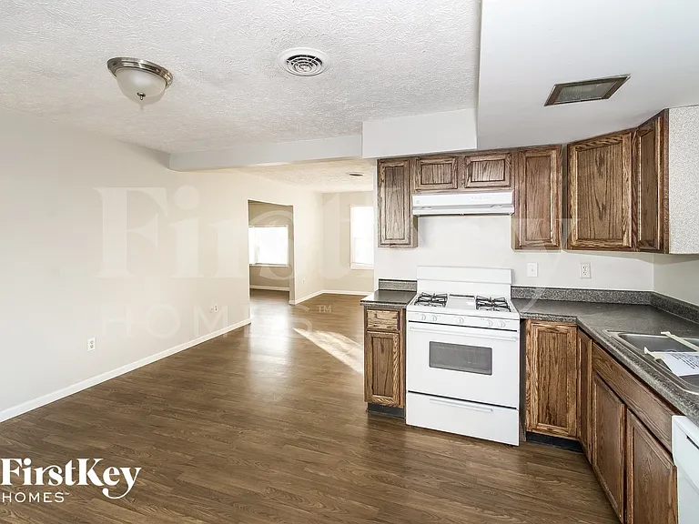 1032 E 3rd St — Photo 7
