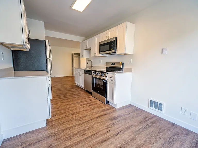 Lake Court Apartments — Photo 3