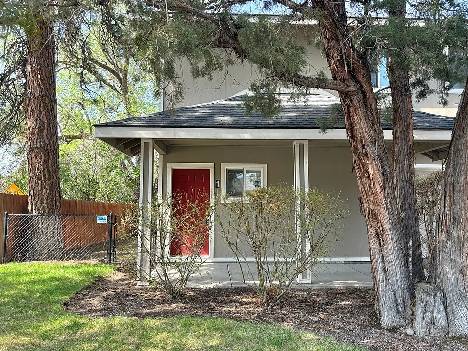 14 SE McKinley Ave #1
