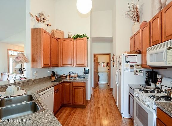 4th image of 18100 Lake Shore Dr