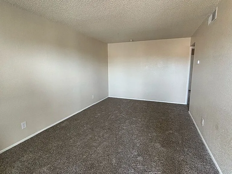 1008 Alvarado Dr SE — Photo 1