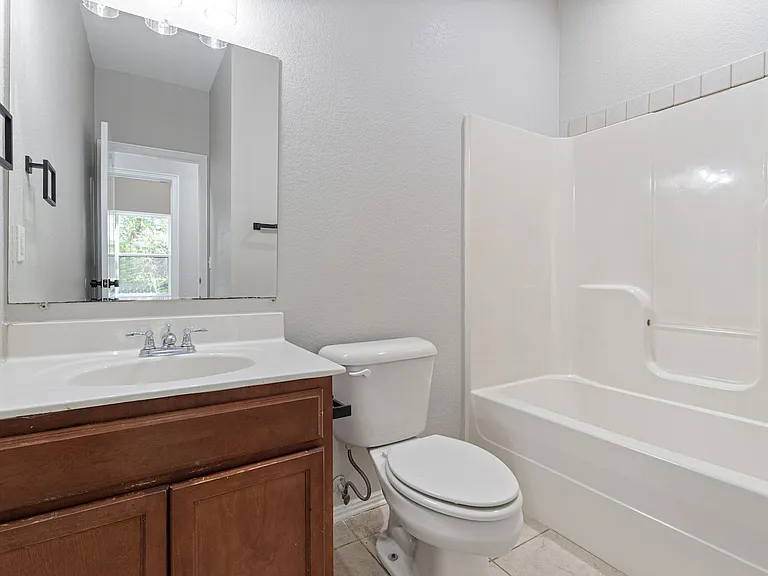 596 E Miracle Dr — Photo 4