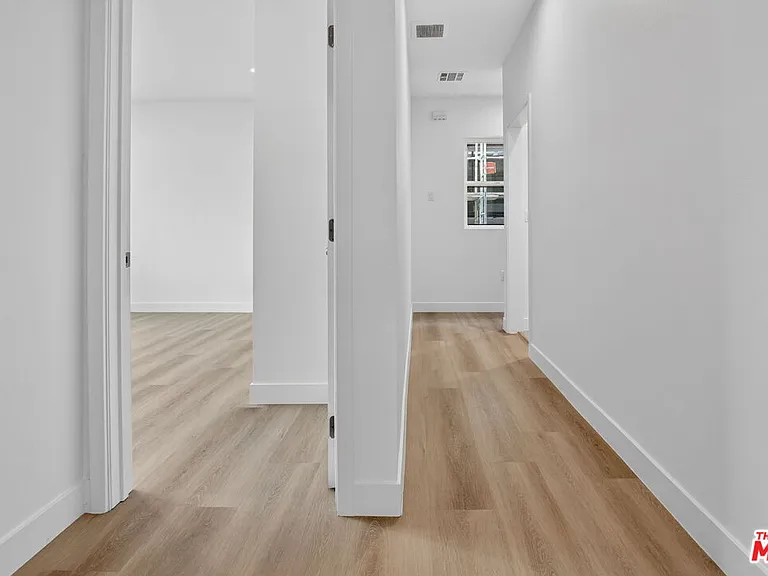 11444 Oxnard St #1/2 — Photo 38