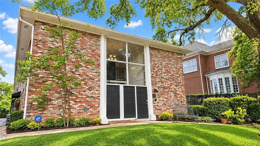 2 bed, 904 sqft, $1,580 — Photo 1