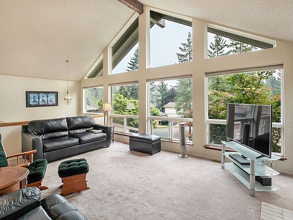 LR w/vaulted ceilings!