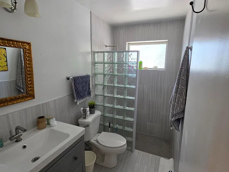 141 SE 2nd Ave — Photo 4